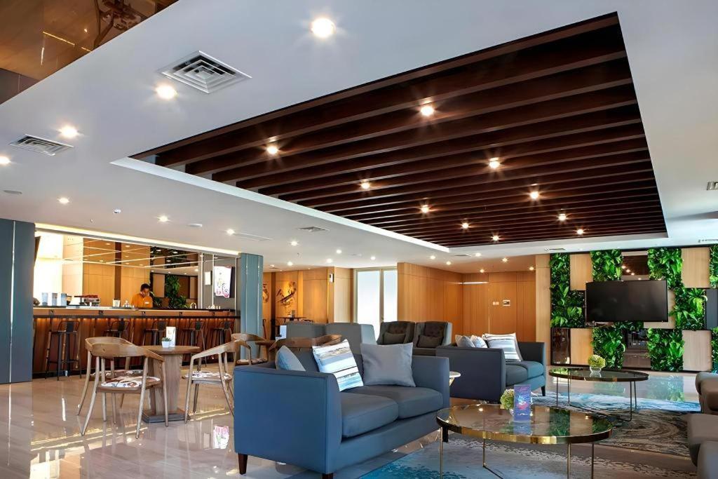 Hotel Dafam Pacific Caesar Surabaya Exterior foto