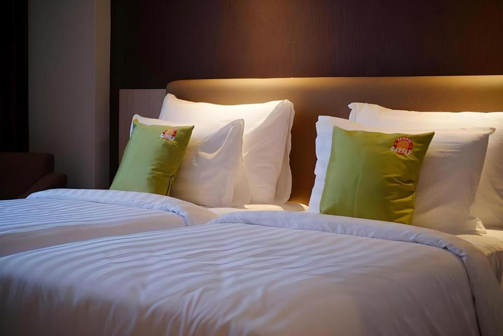 Hotel Dafam Pacific Caesar Surabaya Exterior foto