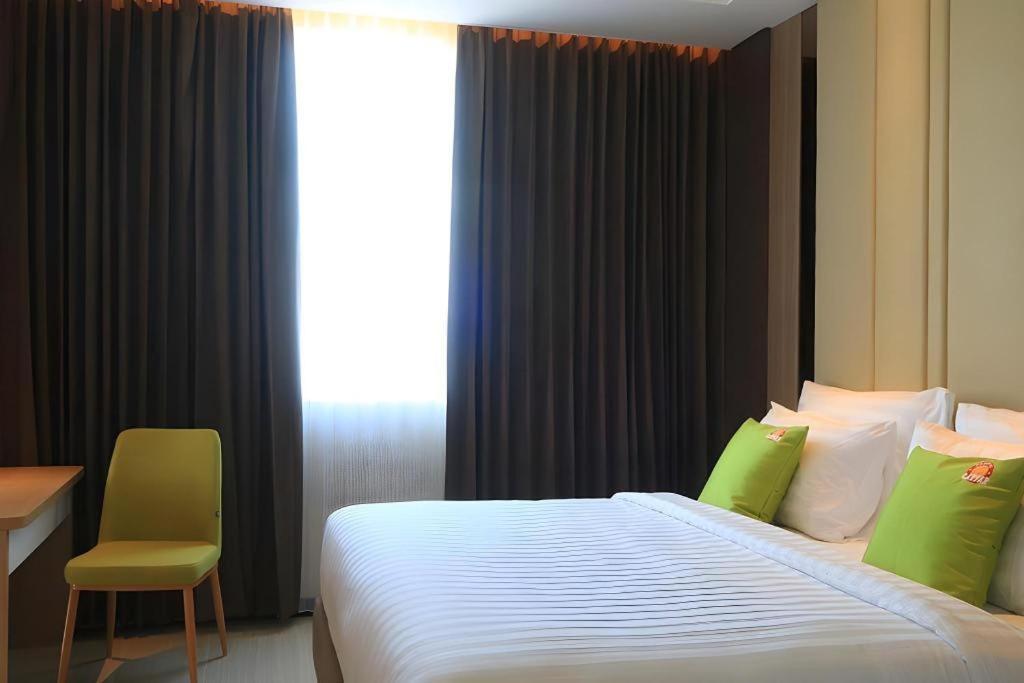 Hotel Dafam Pacific Caesar Surabaya Exterior foto