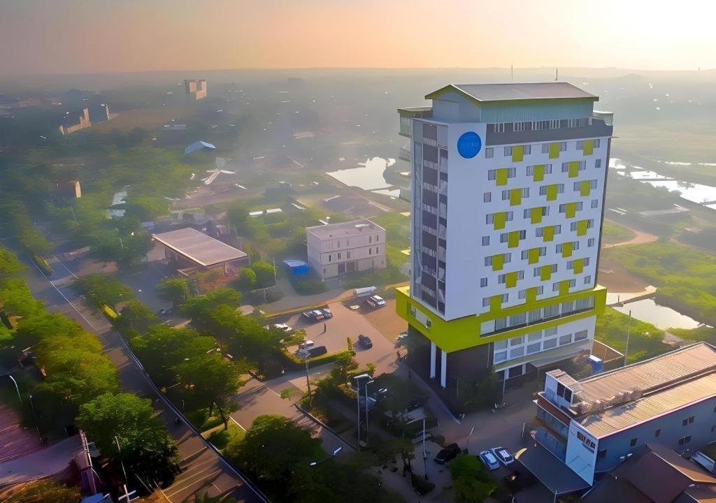 Hotel Dafam Pacific Caesar Surabaya Exterior foto