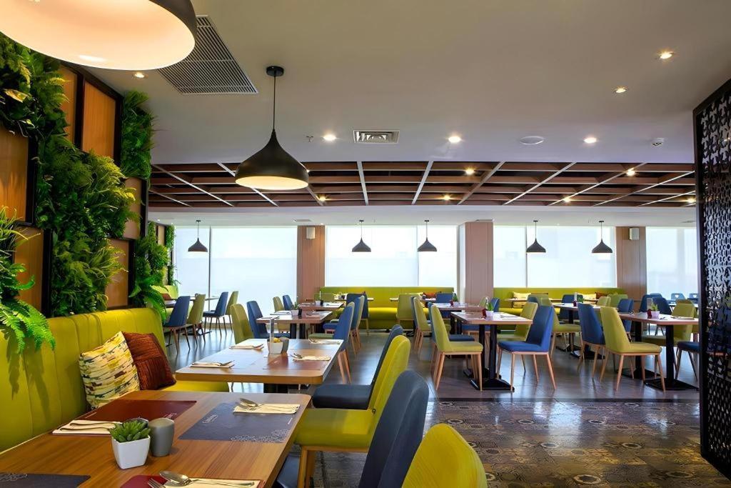Hotel Dafam Pacific Caesar Surabaya Exterior foto