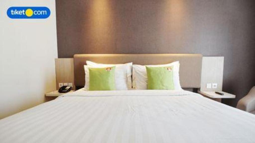 Hotel Dafam Pacific Caesar Surabaya Exterior foto