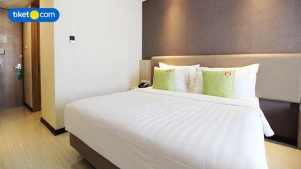 Hotel Dafam Pacific Caesar Surabaya Exterior foto
