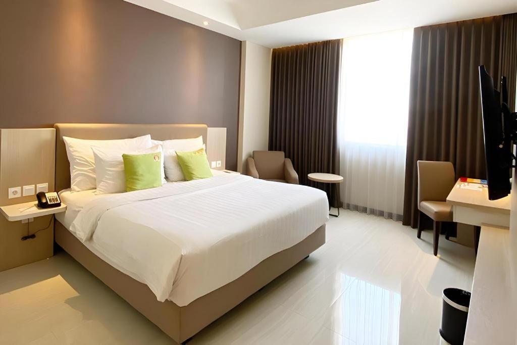 Hotel Dafam Pacific Caesar Surabaya Exterior foto