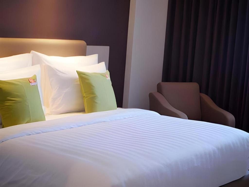 Hotel Dafam Pacific Caesar Surabaya Exterior foto