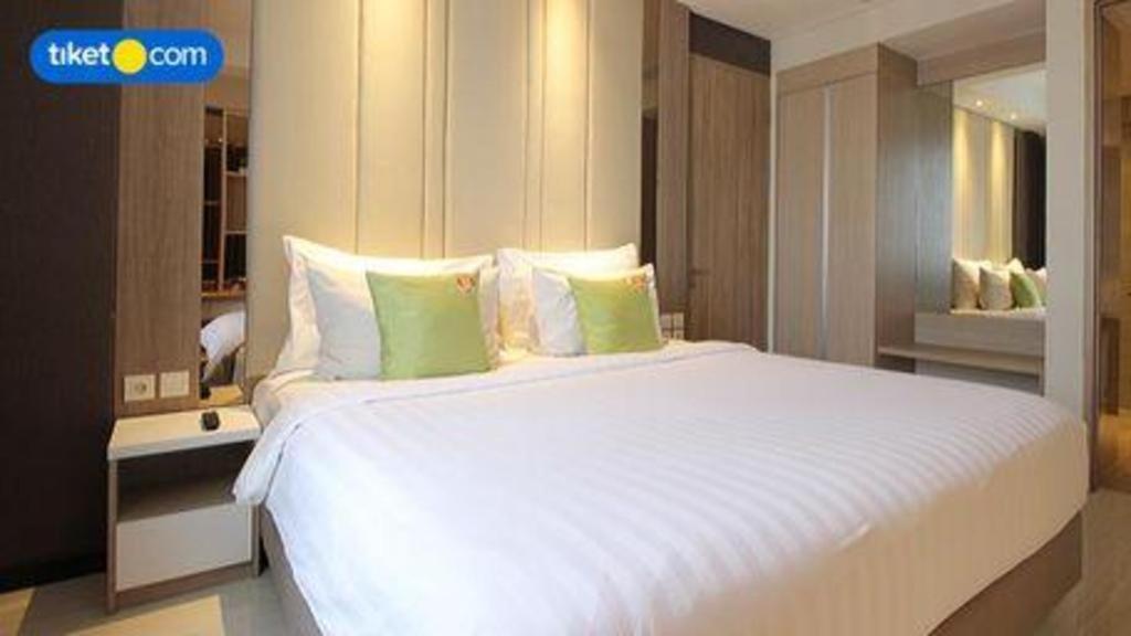 Hotel Dafam Pacific Caesar Surabaya Exterior foto