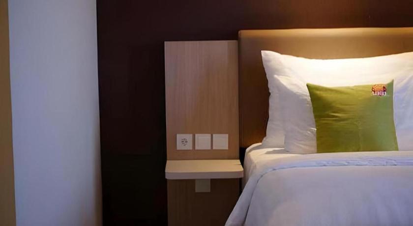 Hotel Dafam Pacific Caesar Surabaya Exterior foto